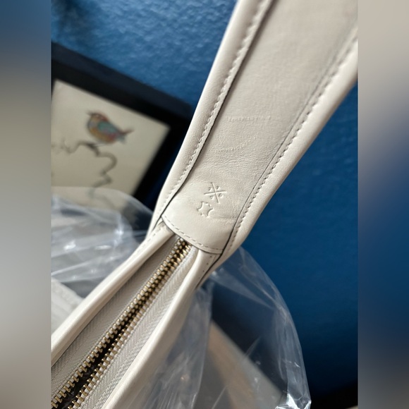 COACH NWT limited re-edition โThe Curve Zip Bagโ glove tanned leather, dust bag - Picture 6 of 17